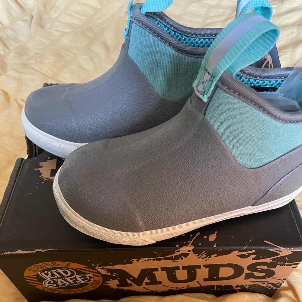 Kids Youth MUDS Skimmer Waterproof Boots! Toddler size 7! NEW! Kid Safe